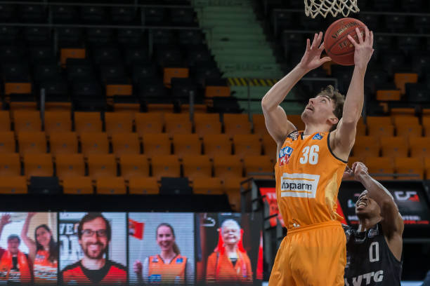 萨的未来更 萨的未来更